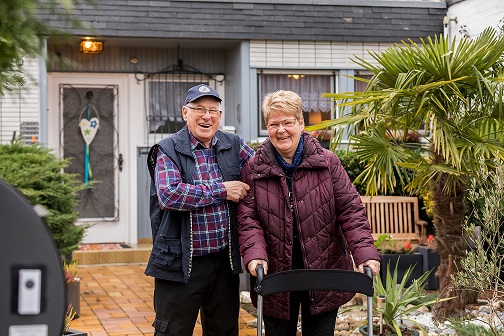 Deutsche-Leibrenten-Renate-und-Dieter-von-Lom-vor-ihrem-Haus-lachend